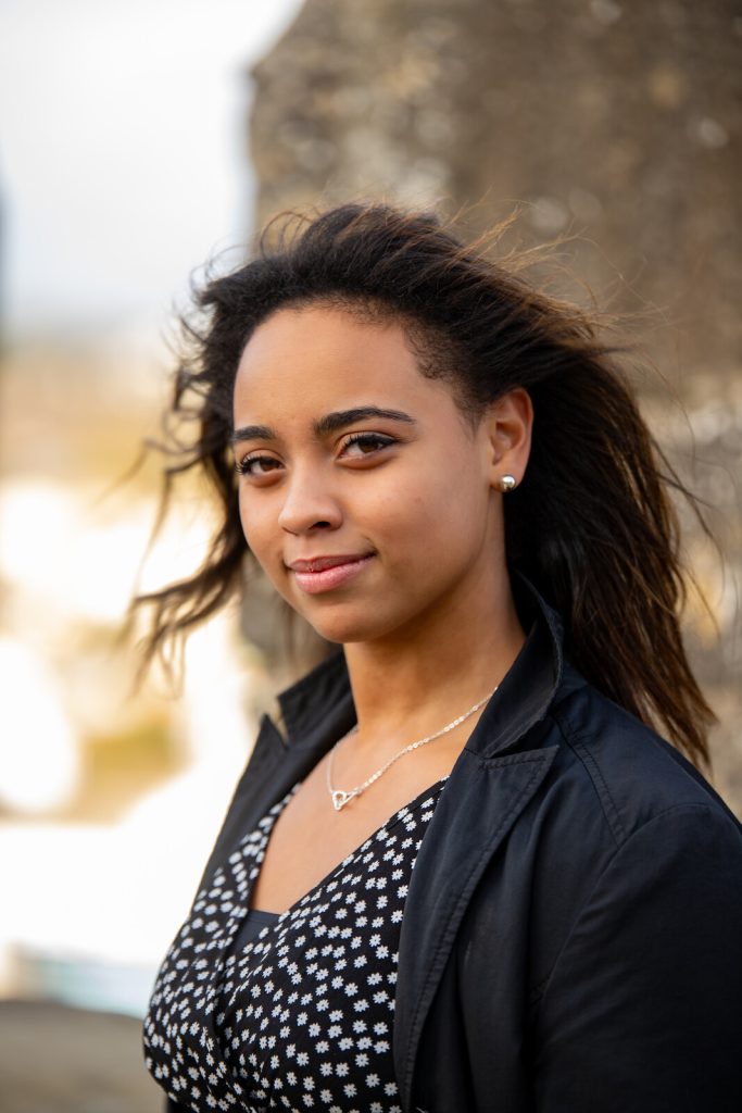 Portrait de Shanna en extérieur, cheveux dans le vent
