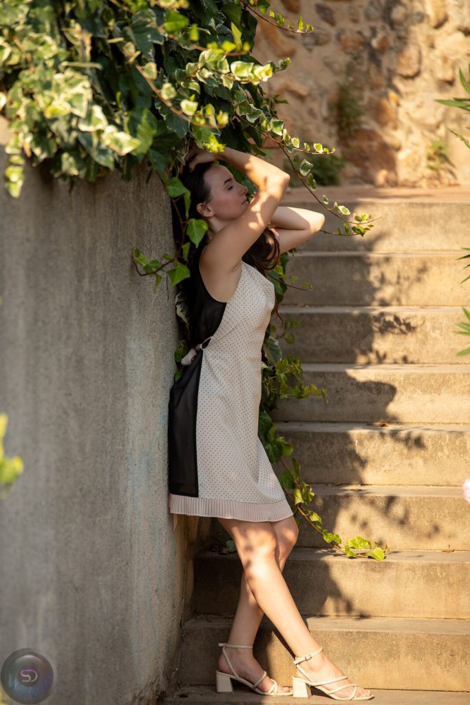 Marion près d’un escalier ensoleillé