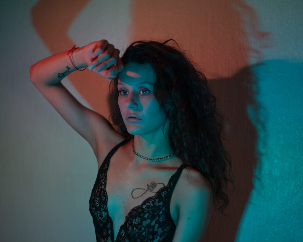 Lili sous une lumière turquoise et orangée
