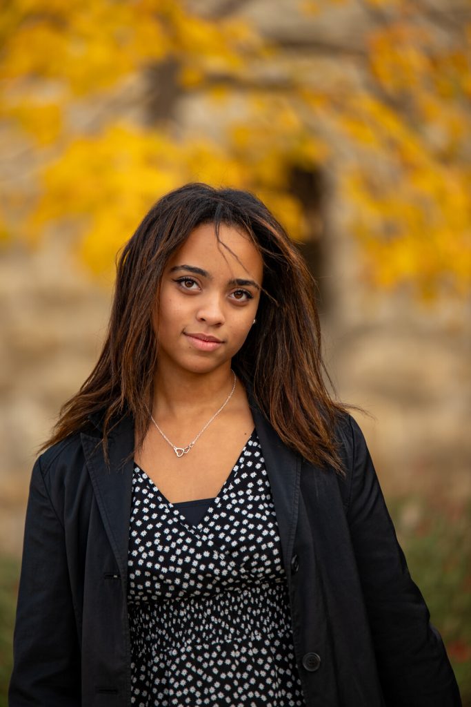 Portrait de Shanna devant un feuillage doré