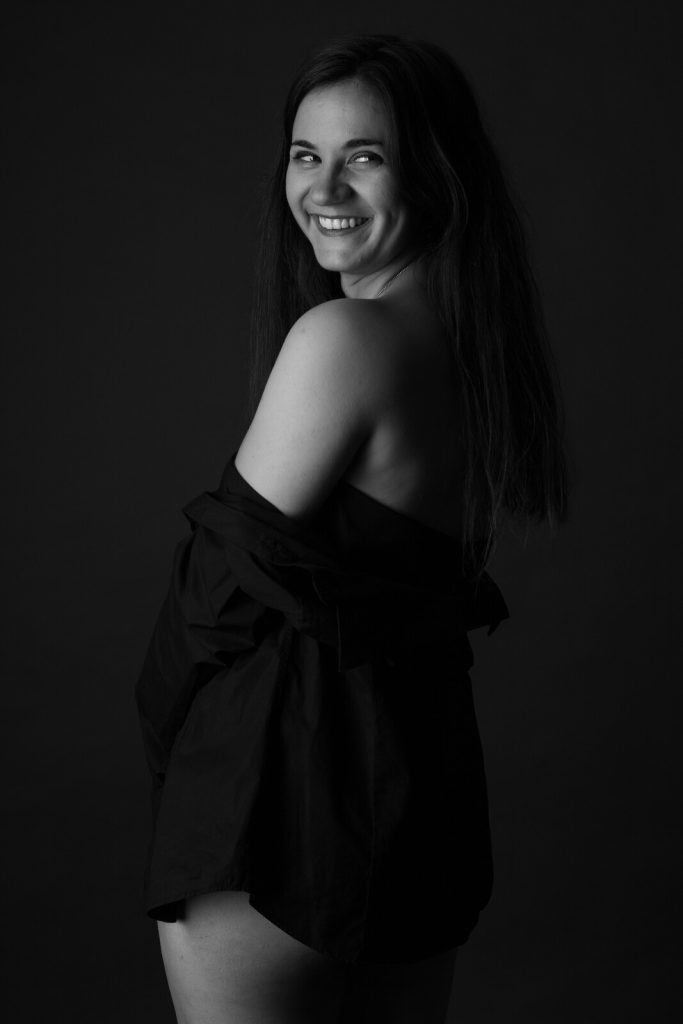 Portrait souriant d’Estelle, regard par-dessus l’épaule